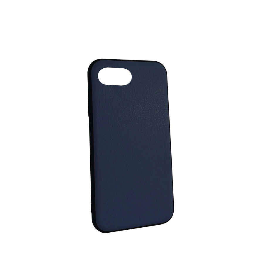 Vorderansicht - Das MAJAVIA iPhone Case 7/8 in Dunkelblau bietet deinem Handy nicht nur Schutz, sondern macht es auch zu einem Hingucker - Obermaterial: Recyceltes Echt-Leder / Hülle: Kunststoff