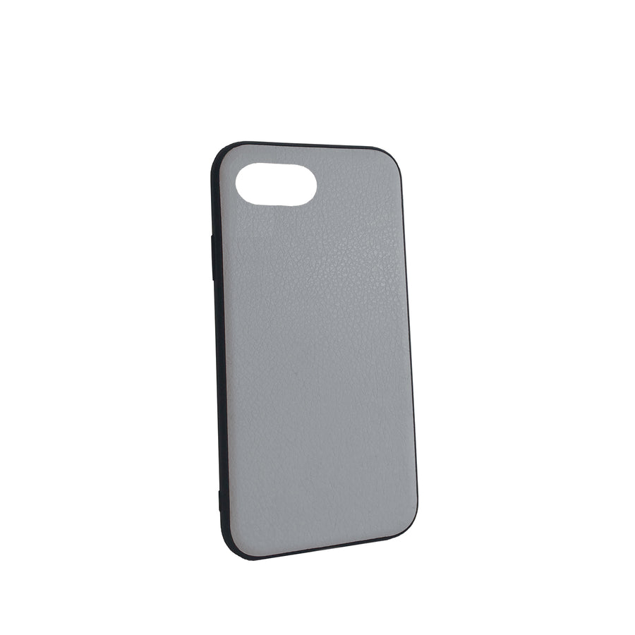 Vorderansicht - Das MAJAVIA iPhone Case 7/8 in Grau bietet deinem Handy nicht nur Schutz, sondern macht es auch zu einem Hingucker - Obermaterial: Recyceltes Echt-Leder / Hülle: Kunststoff